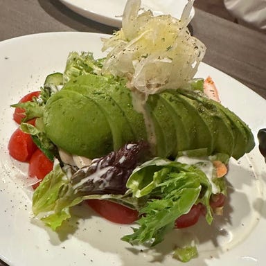 Diningbar KA‐BA‐_鶏ハムとアボカドサラダ