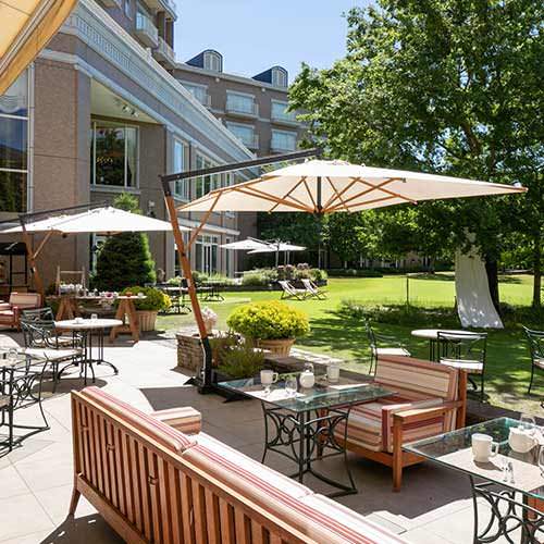 ガラステーブルが並んだオールデイダイニング シェフズ テラスのテラス席