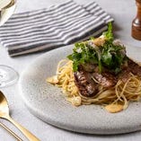 薬味サラダをたっぷり添えた『牛たん』グリルのパスタ