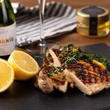 宮城県 富谷『EIGHT CROWNS』のハチミツでマリネした鶏もも肉のグリル