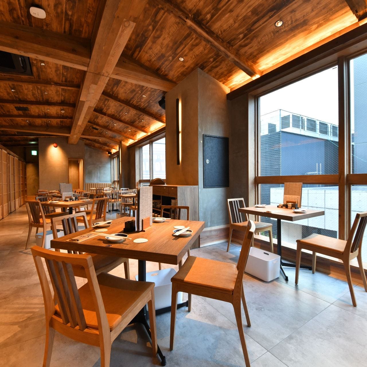 天井が木目調になっているシックな雰囲気の店内