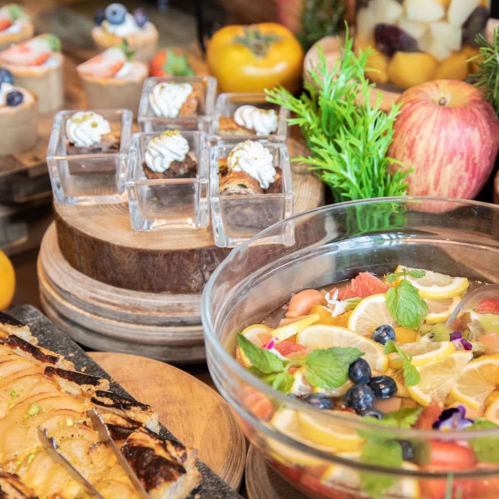 種類豊富な料理が並べられている様子