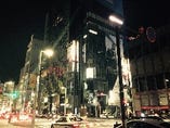 銀座8丁目、中央通沿いの三菱東京ＵＦＪ銀行が入っているビルの裏手に御座います。