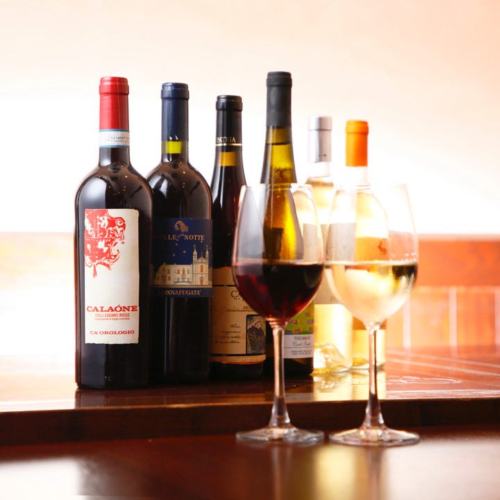ワインはイタリア産を中心に常時40種以上ラインナップ