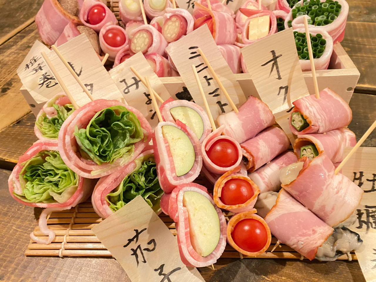 女性に大人気のヘルシー野菜巻き串何本でも食べられる。