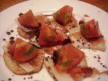 フルーツトマトと削りたてハモンセラーノ生ハムのおつまみブルスケッタ