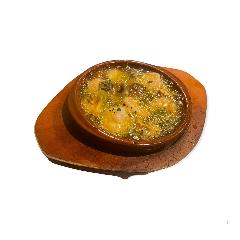 定番！！ぷりぷり海老とマッシュルームのアヒージョ