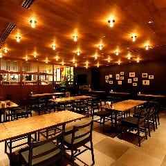 グループでのご利用に◎店内奥のテーブル席は50名様まで収容可。