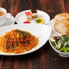11時～15時までランチメニュー販売しております！