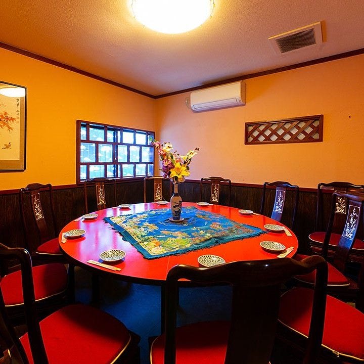 12名様までの完全個室は中華料理店らしい大きな円卓で会話も弾む
