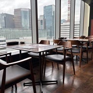 LaVASARA Cafe&Grill 銀座本店_眺望良好の窓面のテーブル席