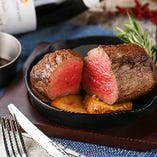 豪快！ジューシーなお肉を塊で堪能する
★牛フィレ肉のグリル★