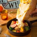 直火で焼いた香ばしいチーズを味わう
★ラクレットチーズ料理★