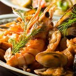本日鮮魚とムール貝と有頭海老のトマト煮込み
