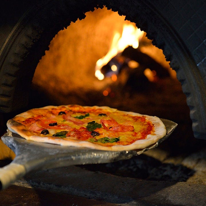 400℃のイタリア直輸入の薪窯ピザ
