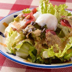 グランピアット 山手通店_まぐろと温泉玉子のサラダ