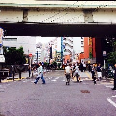 上に首都高速
つきあたり【鶴屋橋工事中】の為右へ迂回。
仮の橋を渡り
直進