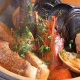 柳橋市場直送 魚介たっぷりブイヤベース   3日かけて仕込むスープは絶品です！！  本番マルセイユを思い出します