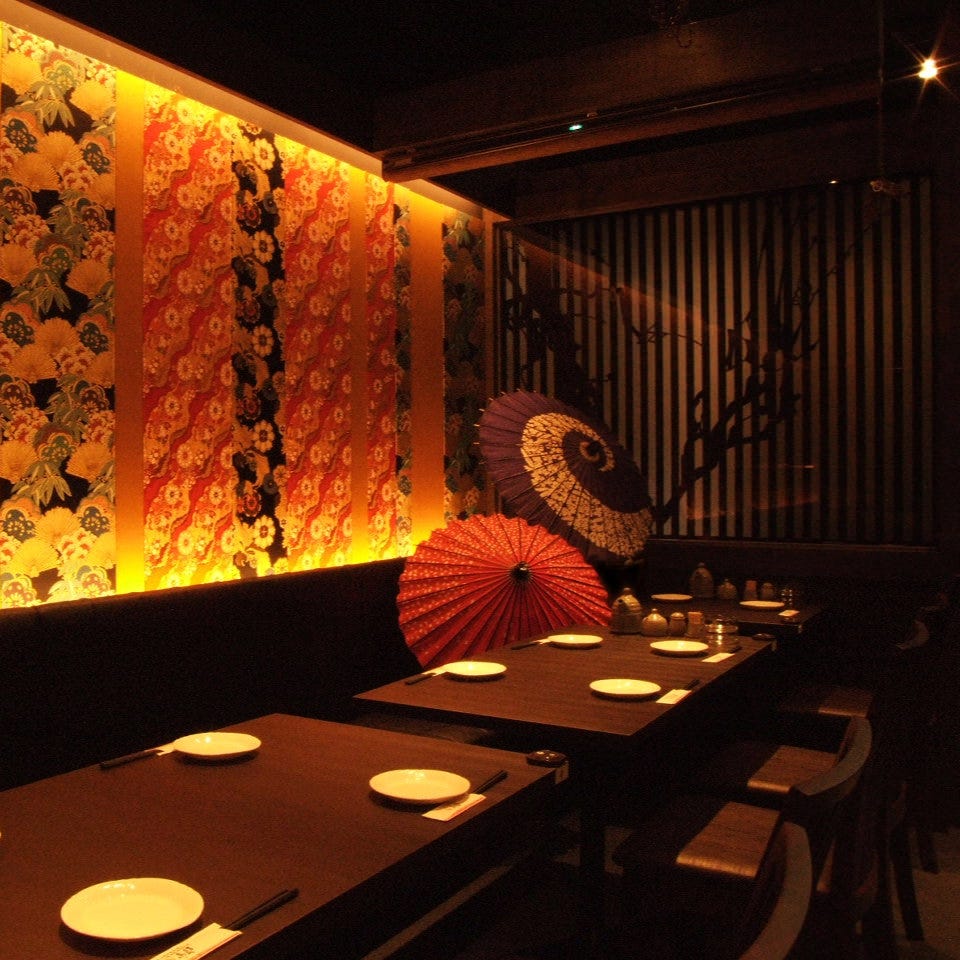 和柄の壁紙や和傘のインテリアがある和風の内観