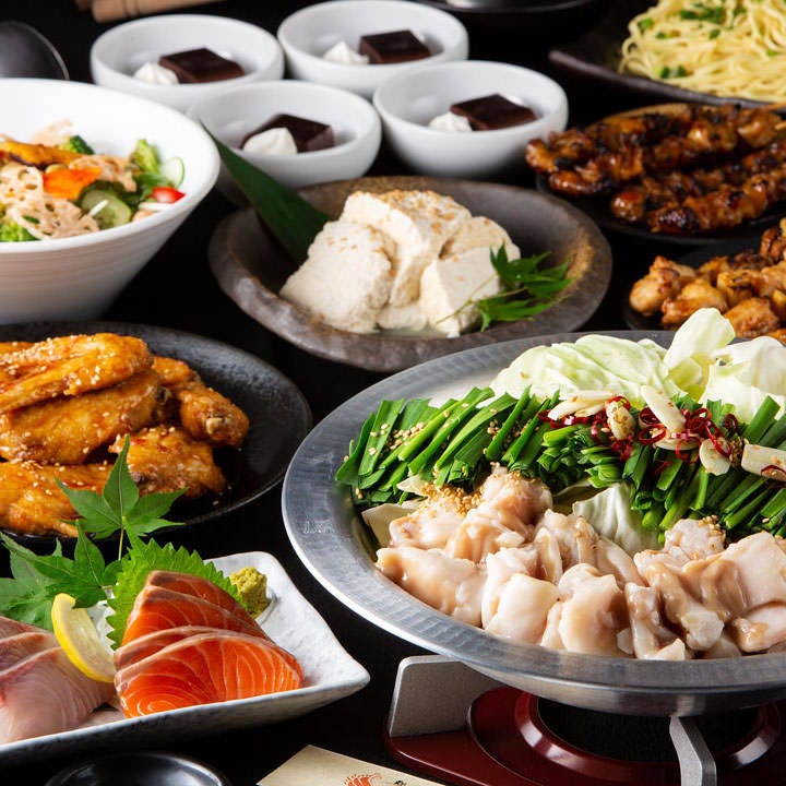 地鶏水炊きや刺身や鶏料理が並んだテーブル