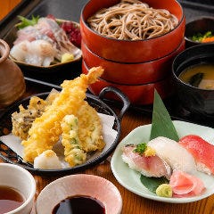 店内打ち・自家製生そばの出雲そばはセットもございます。