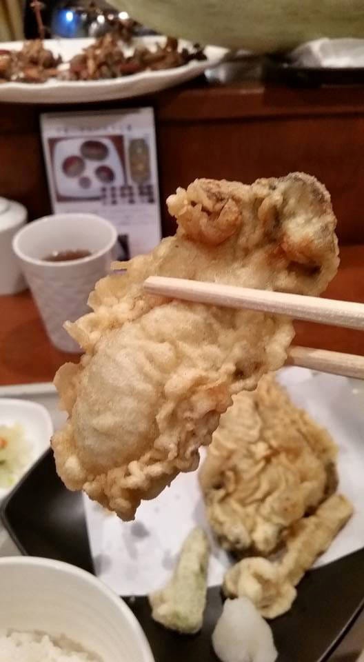 大きな牡蠣の天ぷらはポン酢がおすすめ。人気です。