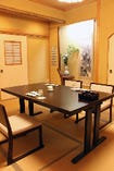 畳に日本製の椅子と机を誂えた完全個室…御結納や接待に大好評