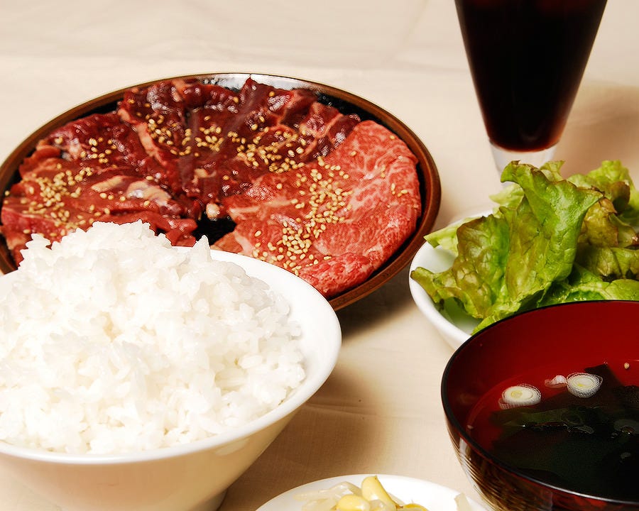 肉にごはん、わかめスープ、サラダが一緒になる日替わりランチ