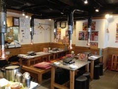 明るい店内のテーブル席！ 奥にはお座敷もありますよ♪