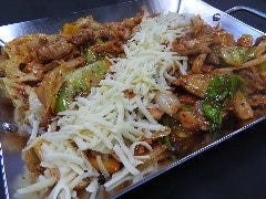 大人気のチーズダッカルビ！ 特製ダレがチーズと相性抜群！