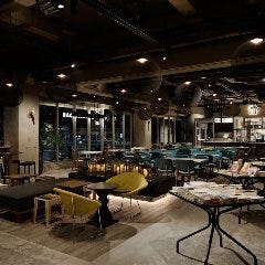壁１面ガラス張りのメインフロア