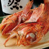 【豪華な鮮魚】
毎朝仕入れる新鮮な魚。お造りや焼き、煮魚など…。