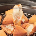 必食の燻製料理は豪快に土鍋でご提供。ぜひご賞味ください！