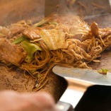 焼きそばは特製細麺と大阪でお馴染みの太麺からお選び頂けます！