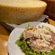 巨大チーズで仕上げるイタリア産生ハムのサラダ