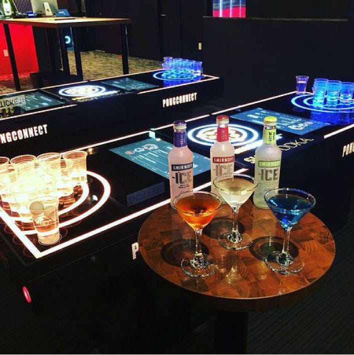 ゲームが楽しいビアポンバー グローブ スクアッド秋葉原店ビアポン台とカクテル