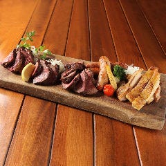 肩ロースの中でも上質な部位のザブトンやハラミなどの盛合わせ