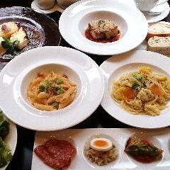 前菜から食後のお飲み物まで全１３ 品付いたお得なコースです。