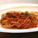 ニンニク・オリーブ・ケッパーのトマトソーススパゲッティ“プッタネスカ”