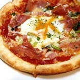 卵とベーコン、生ハム、ホウレン草のトマトソースピッツァ“ビスマルク”