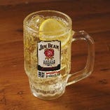 飲み放題付きコースは2時間飲み放題が付いてお得！定番のビールやハイボール、サワーやカクテルの他に焼酎やジムビームなど幅広く45種以上を取り揃え！本格焼酎などが楽しめるプレミアム飲み放題は飲み放題付きコースに＋500円（税込）♪豊富なドリンクから料理に併せてお好きなお飲み物をお探しください。