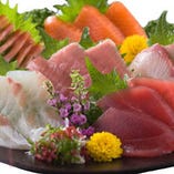 豊洲市場から仕入れる新鮮なお魚をまず刺身でお楽しみください！