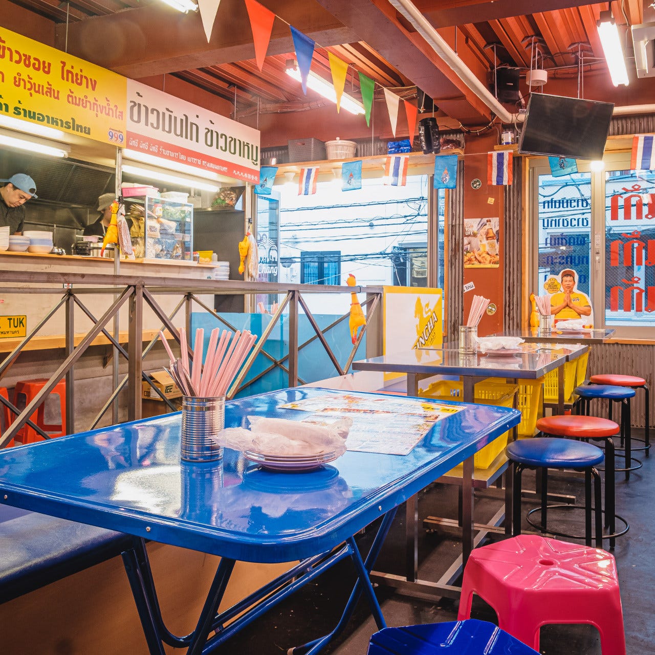 おしゃれなタイ風屋台を再現したタイ屋台999 下北沢の店内