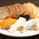 チーズの盛り合わせ（3種類）