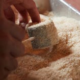 パン粉は生パン粉を使用し、サクッと