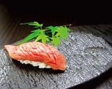 【神戸牛ステーキ重　極上赤身】をご注文のお客様には、「神戸牛　赤身寿司」を1貫お付けいたします。