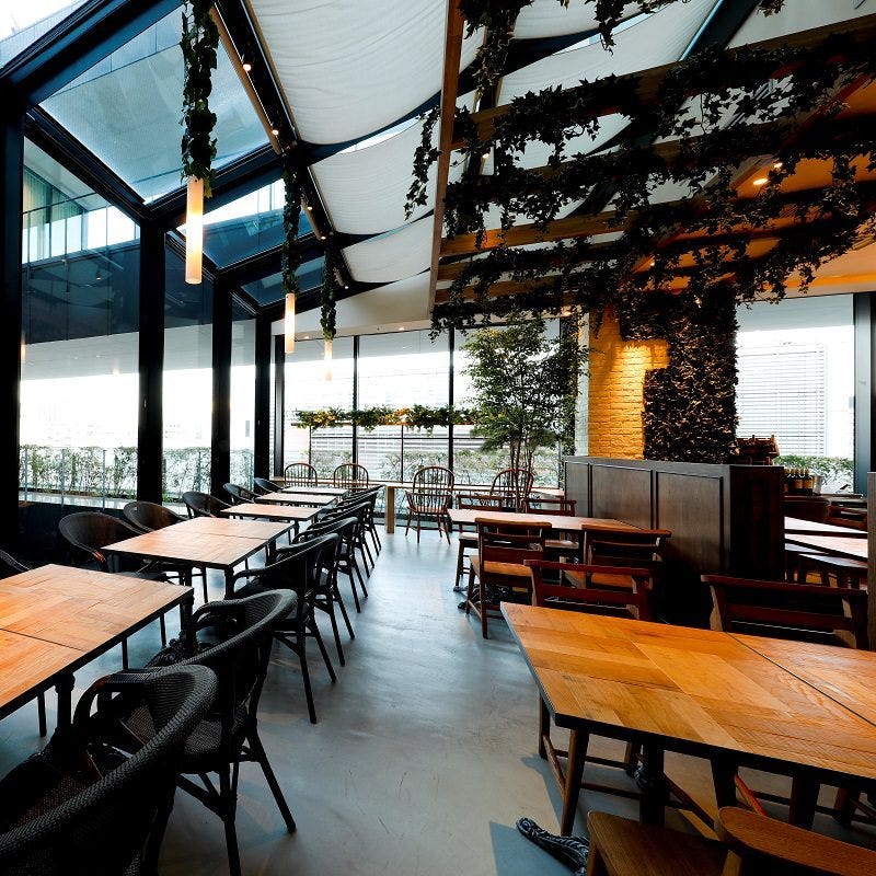 大きな窓から光が差し込む開放的な店内