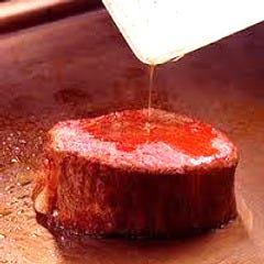 専属シェフにより目の前で焼き上げられたステーキは格別です。