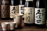 こだわりの日本酒グランドメニューには各地の名酒２１種を常時ラインナップ。季節ごとのおすすめアイテムや、メニューには載せていない隠しアイテムもございます。お気軽にスタッフまで！