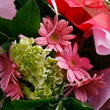【花束のご用意】
記念日や還暦のお祝いに感謝の気持ちを込めて